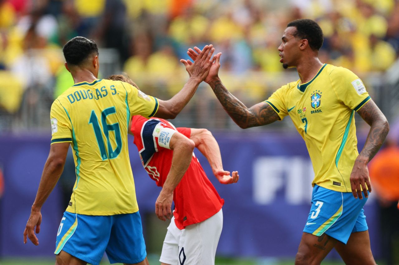Gabriel Magalhães e Douglas Santos em campo