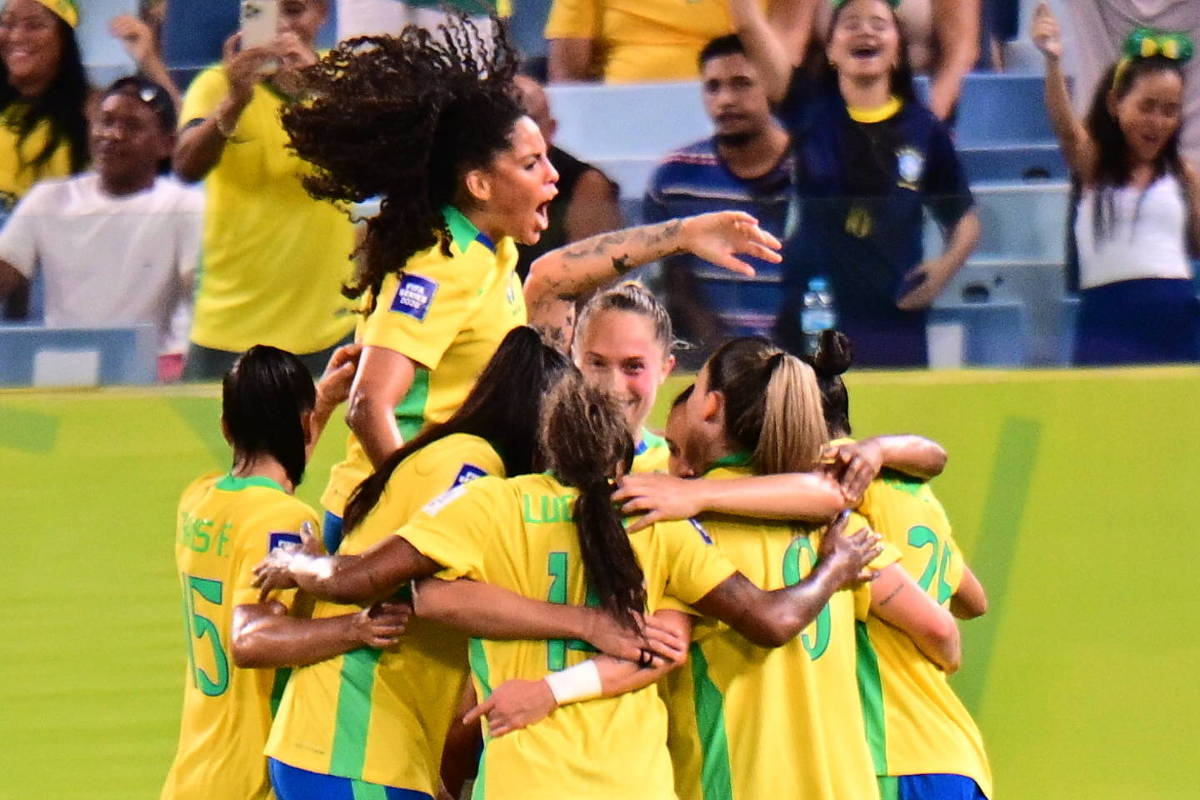 Jogadoras do Brasil comemoram gol contra o Canadá