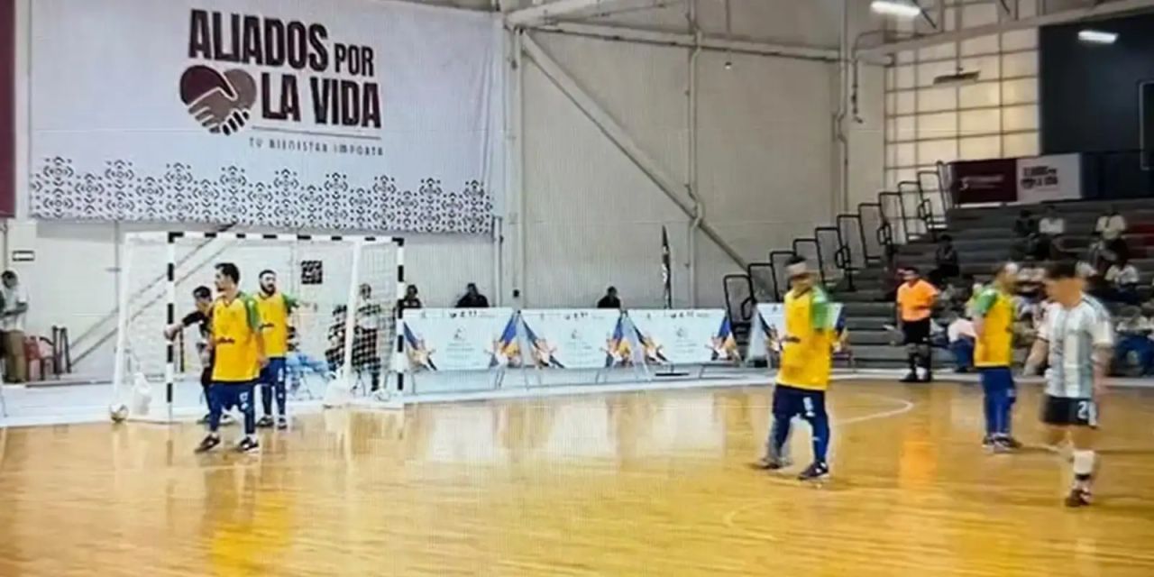Seleção brasileira de futsal down comemorando título