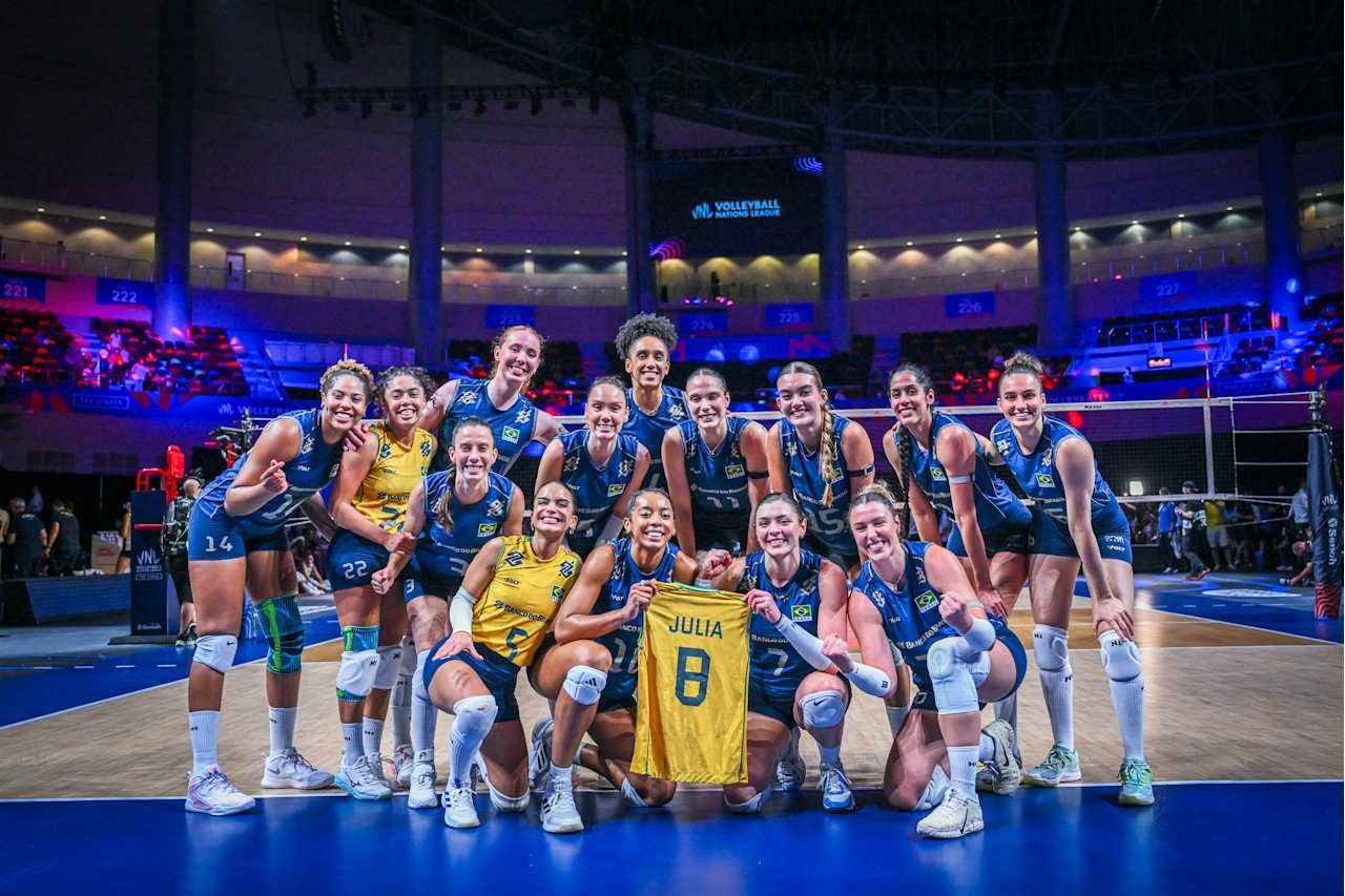 Jogadoras da seleção feminina de vôlei comemorando ponto