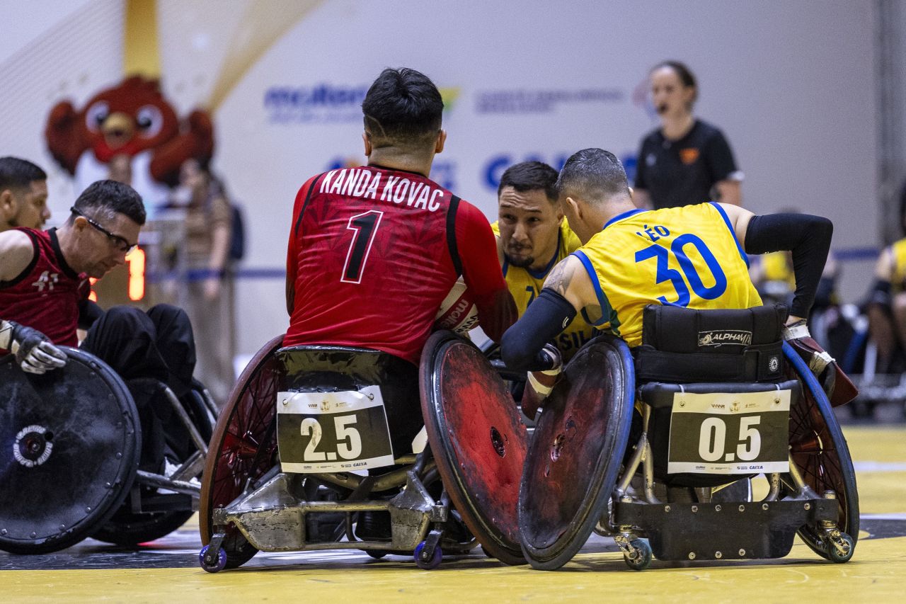 Jogadores do Brasil comemoram vitória sobre o Canadá no Mundial de rúgbi em cadeira de rodas