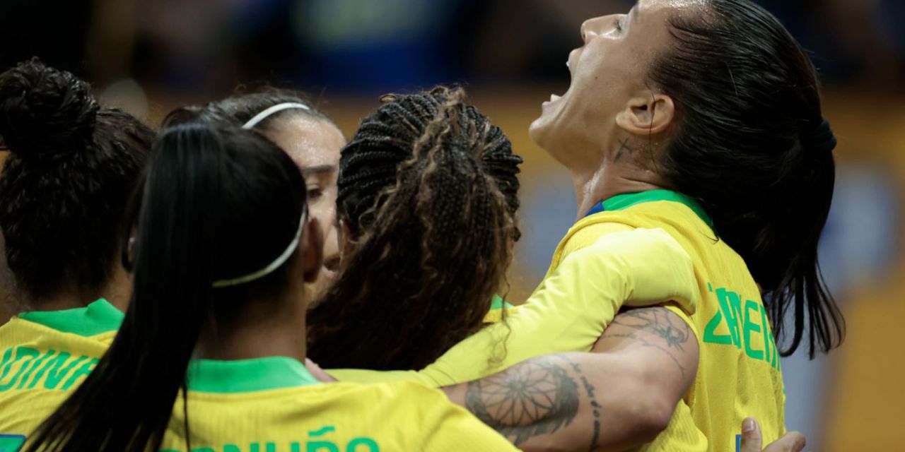 Jogadoras brasileiras comemoram gol contra os Estados Unidos
