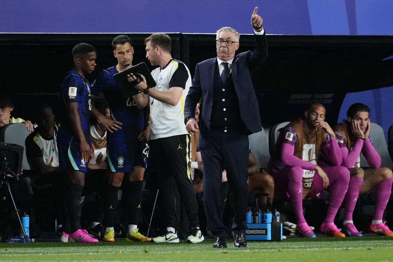Carlo Ancelotti durante o jogo entre Brasil e Haiti