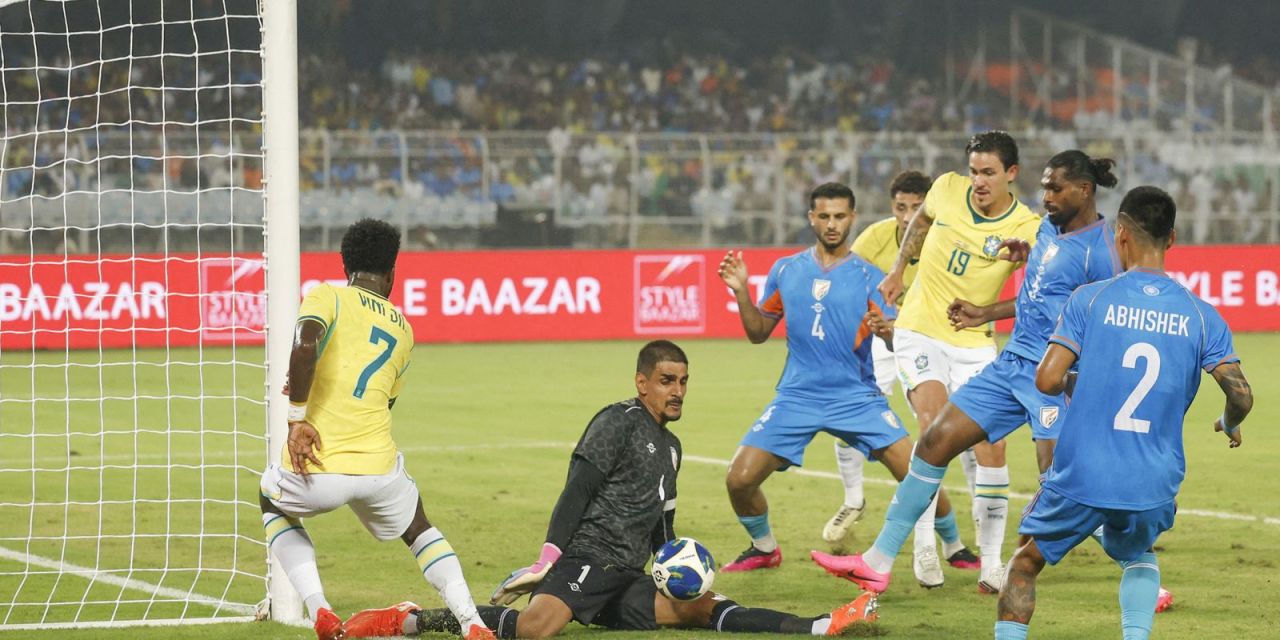 Jogadores da seleção brasileira comemoram gol contra a Índia em Calcutá
