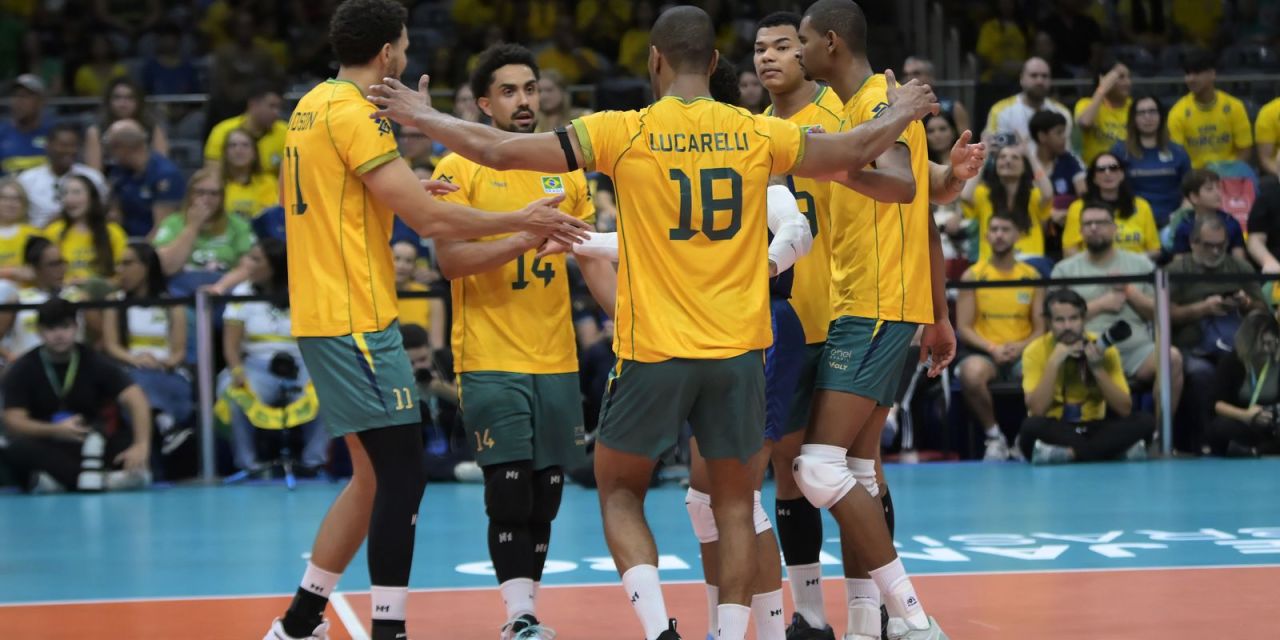 Jogadores da seleção brasileira de vôlei comemorando ponto no Maracanãzinho