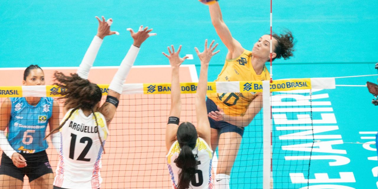 Jogadoras da seleção brasileira comemoram ponto no Maracanãzinho