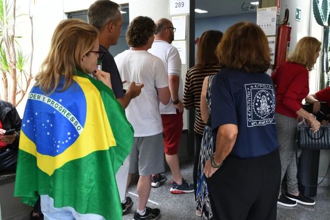 Eleitores em fila aguardando para votar