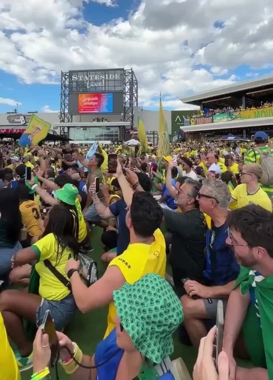 Torcida brasileira nas escadarias do museu e no entorno do estádio