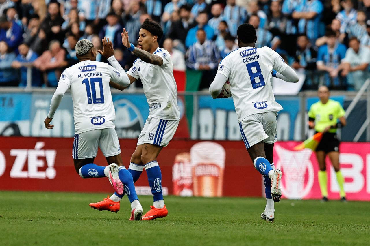 Jogadores em lance de jogo do Campeonato Brasileiro