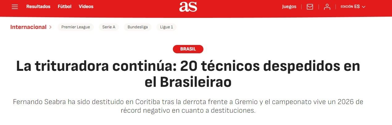 Técnico conversando com membros da comissão técnica durante jogo do Brasileirão