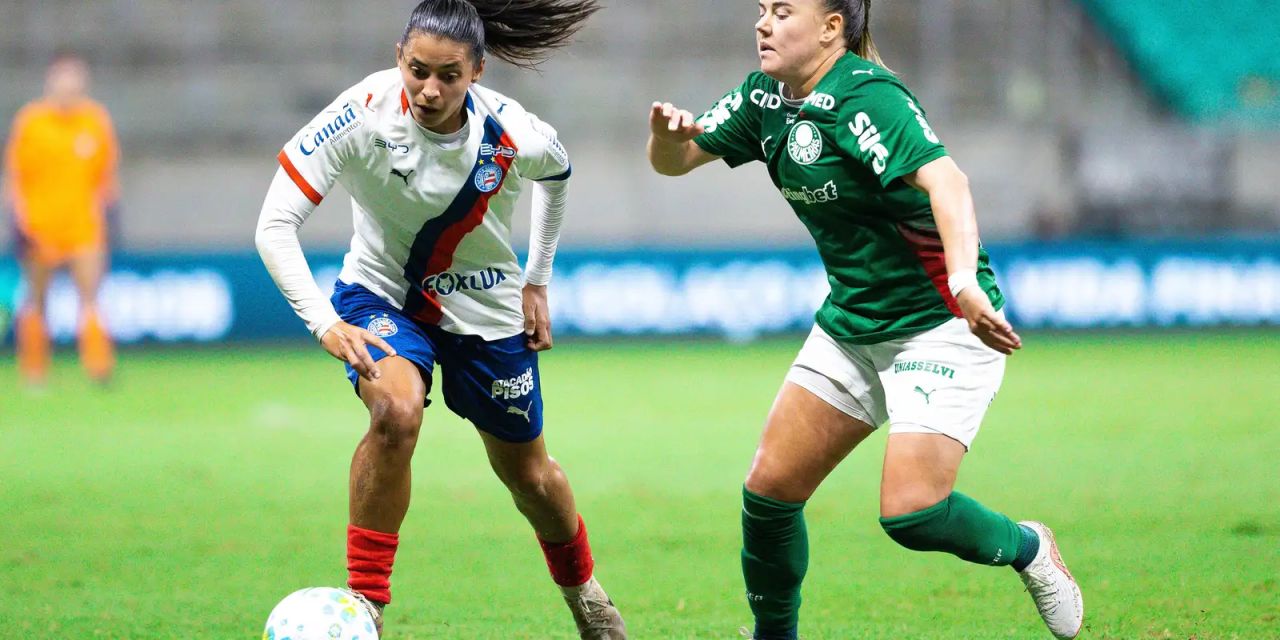 Jogadoras de Bahia e Palmeiras disputam lance na Arena Fonte Nova