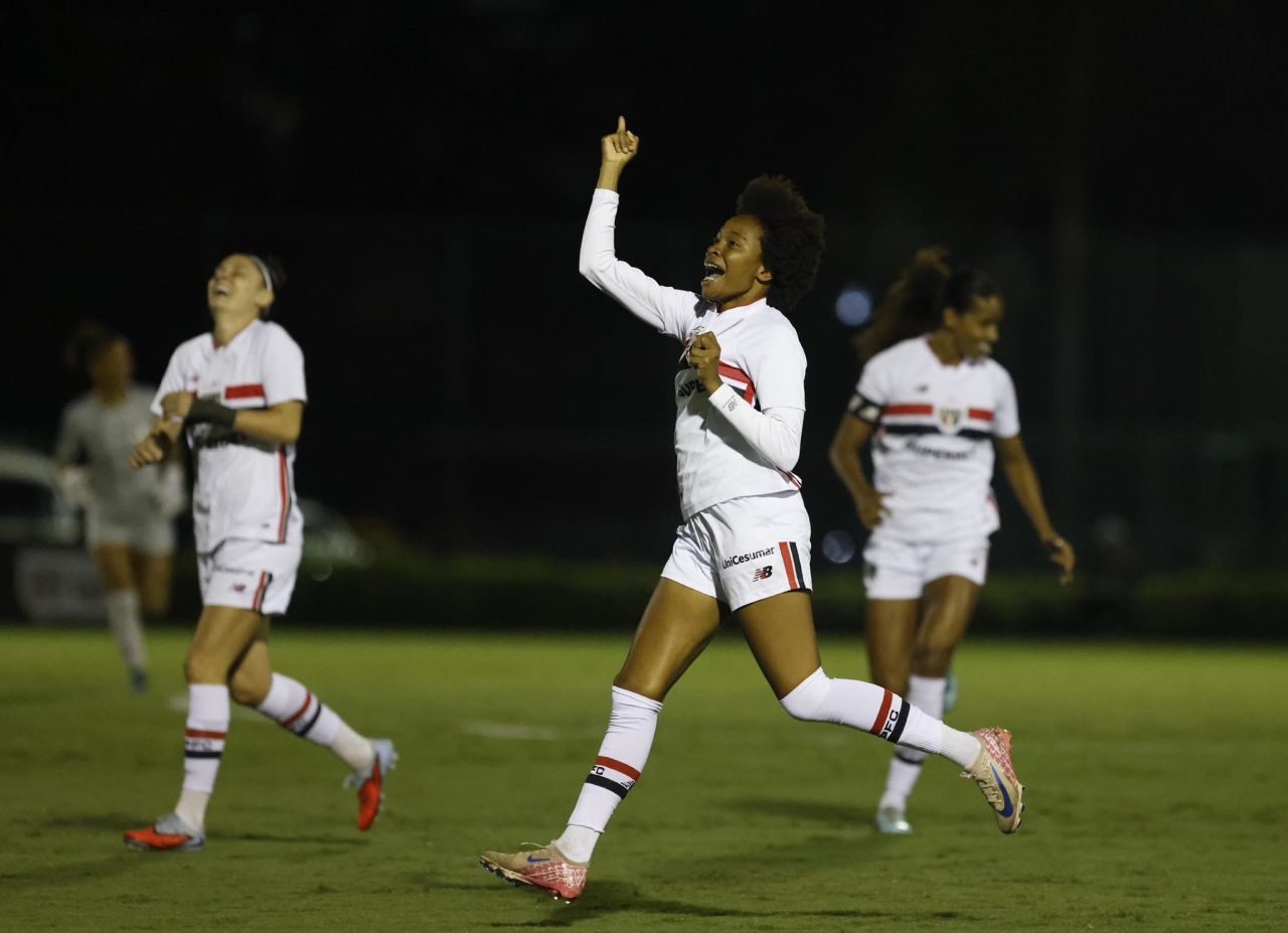 Jogadoras de Corinthians e São Paulo em disputa de bola