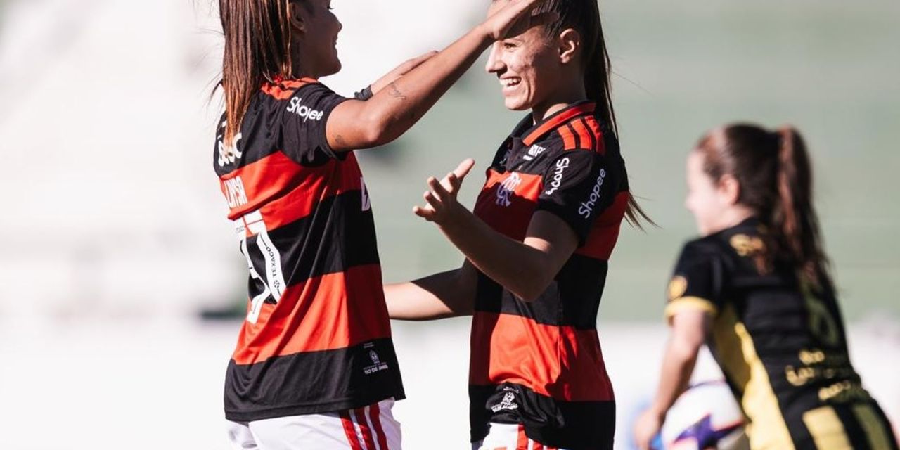Flamengo e Atlético-MG em ação no Estádio Luso-Brasileiro