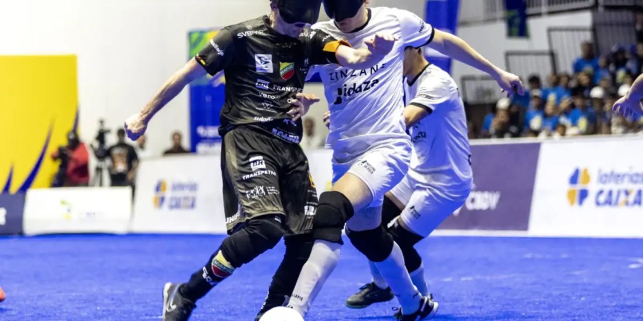 Jogadores de futebol de cegos em ação no CT Paralímpico