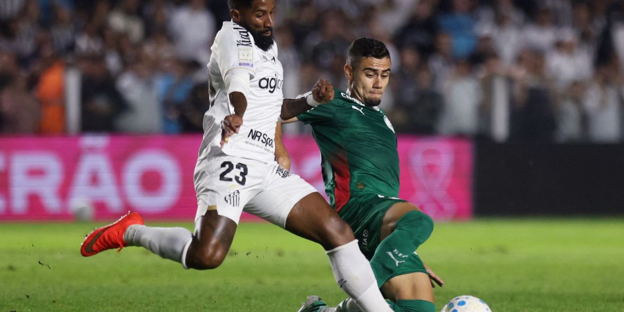 Jogadores disputam bola durante Santos x Palmeiras na Vila Belmiro