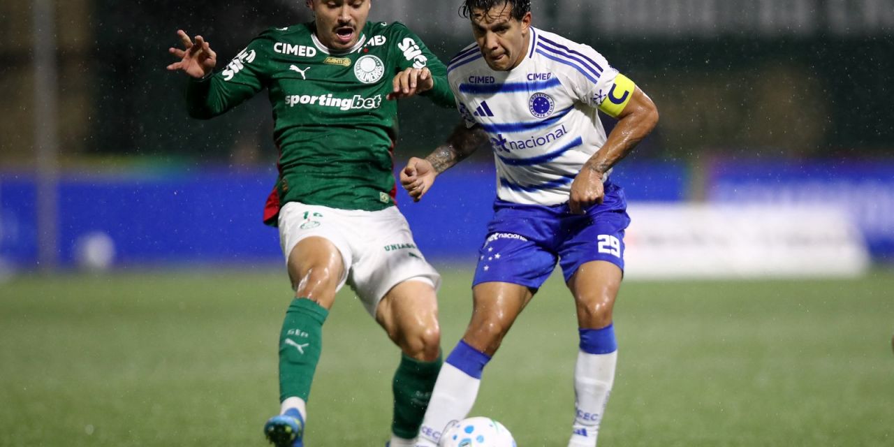 Felipe Anderson comemorando gol pelo Palmeiras na Arena Barueri