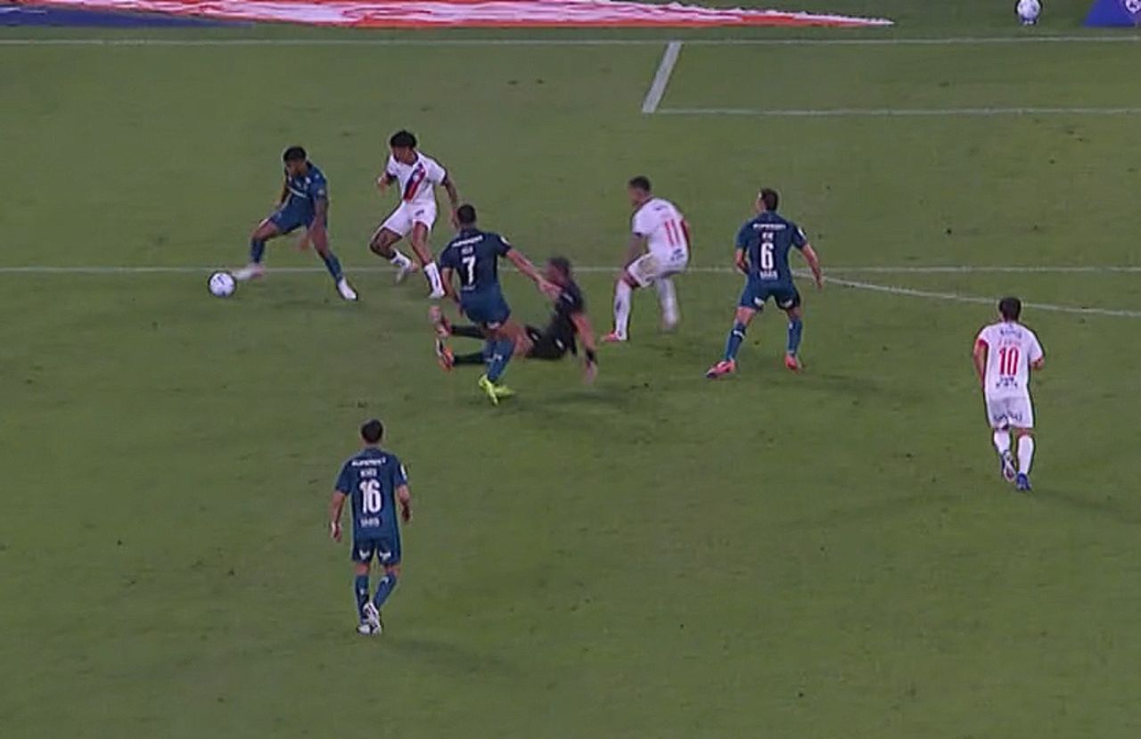 Lance polêmico entre Palmeiras e Vitória com expulsão após revisão do VAR