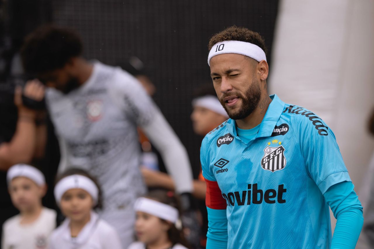Neymar entrega camisa a garoto corintiano no estádio