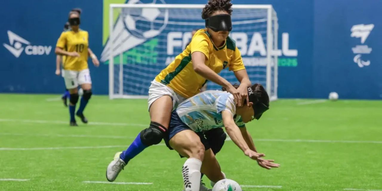 Seleção feminina de futebol de cegos após a final
