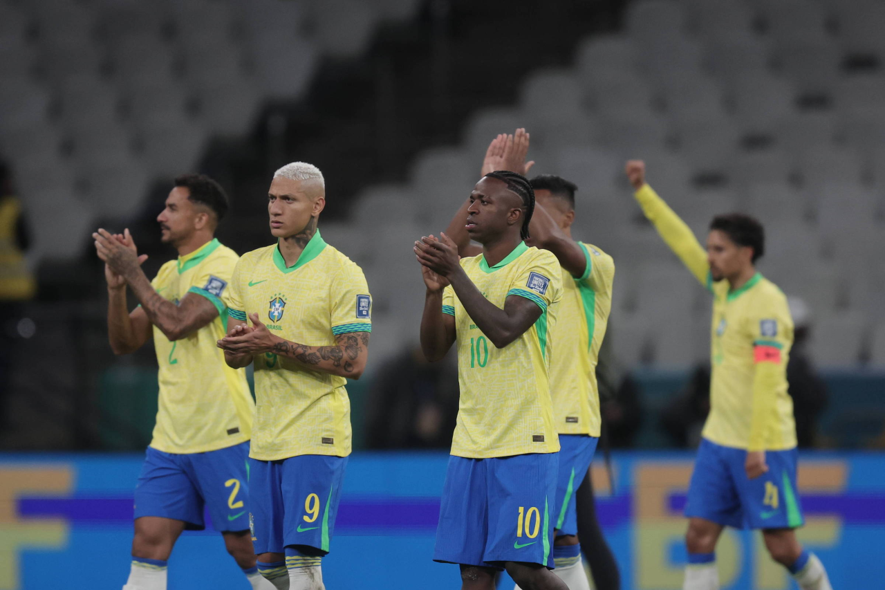 Torcedor usando smartphone para apostar durante jogo