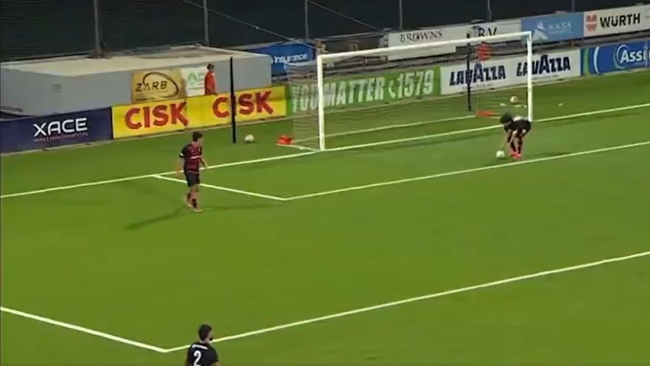 Emerson toca a bola com a mão dentro da área