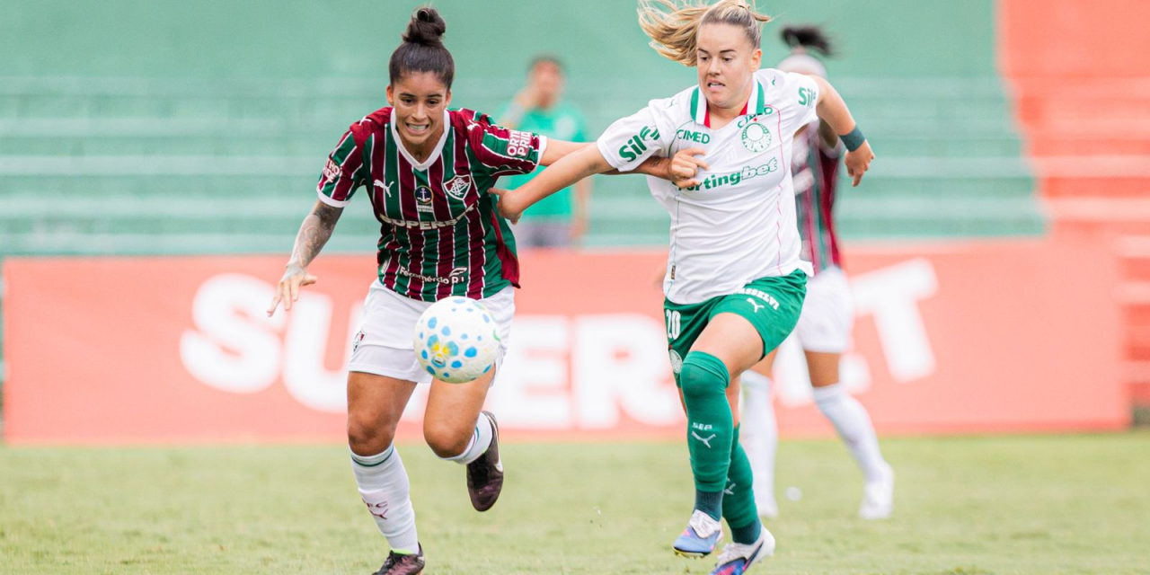 Jogadoras do Palmeiras comemoram gol contra o Fluminense no Luso Brasileiro
