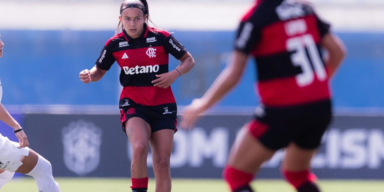 Jogadoras disputam bola em partida do Brasileirão Feminino
