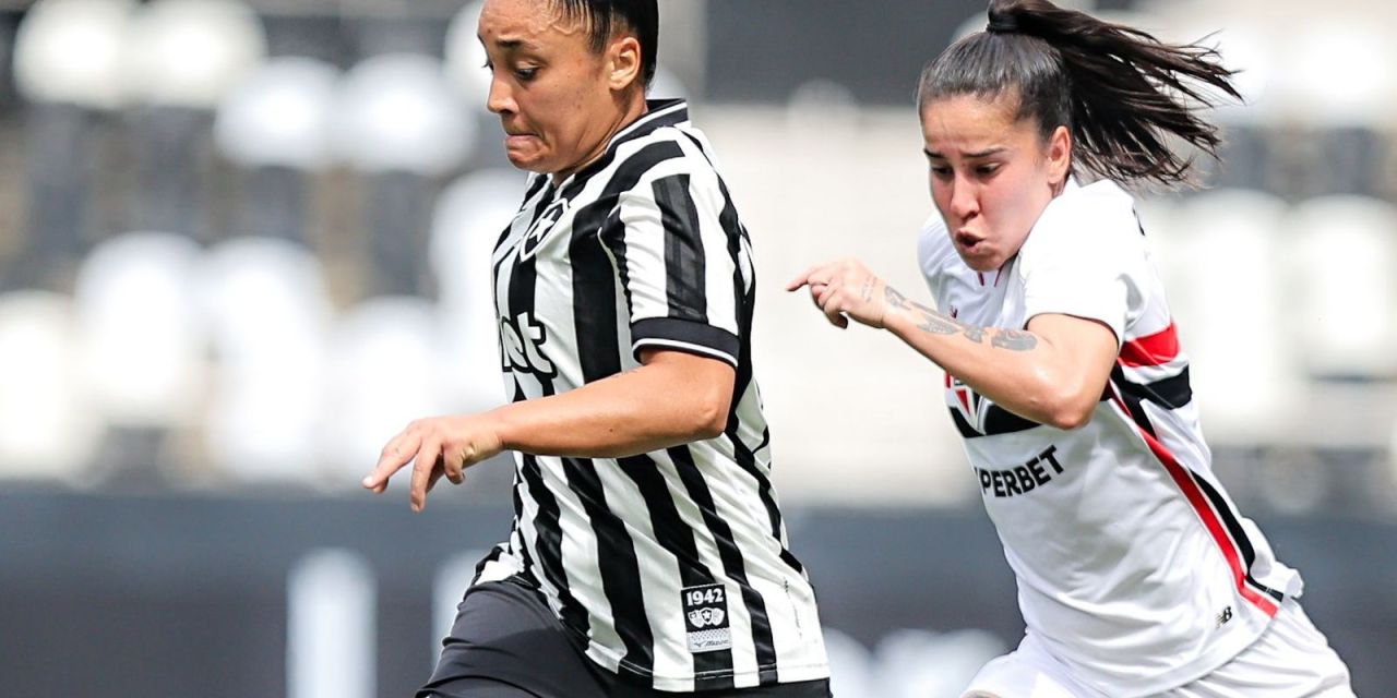 Jogadoras do São Paulo comemoram gol no Nilton Santos