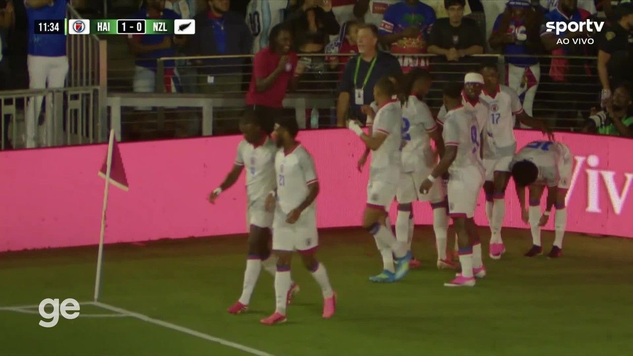 Jogadores do Haiti comemoram gol contra a Nova Zelândia