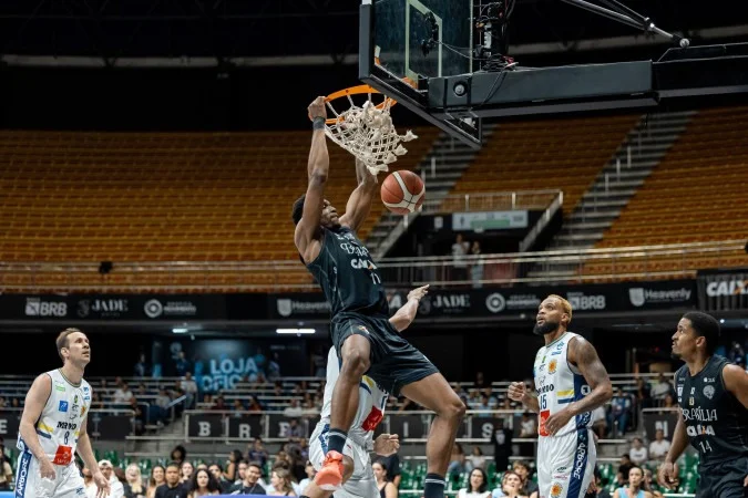 Jogadores do Brasília Basquete comemoram vitória sobre São José no Ginásio Nilson Nelson