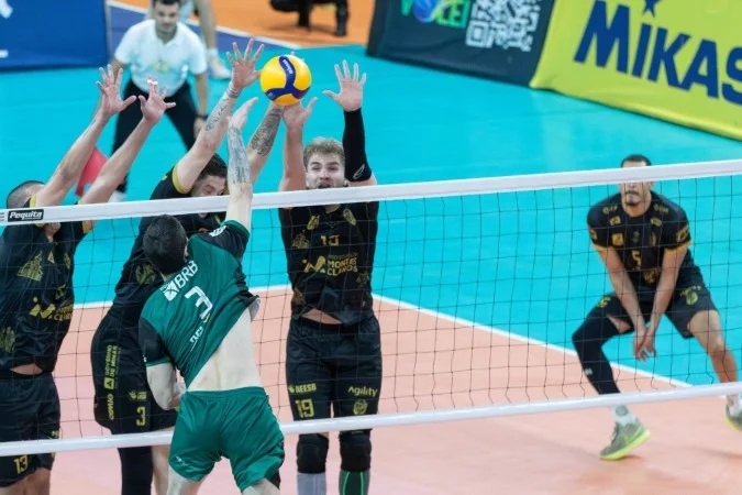 Jogadores de Brasília Vôlei em quadra contra Montes Claros