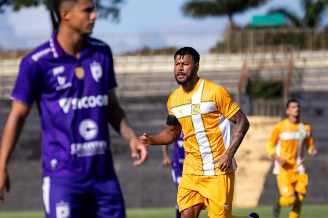 Jogadores do Brasiliense disputam bola no Serejão