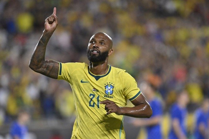 Endrick comemora com a camisa da Seleção