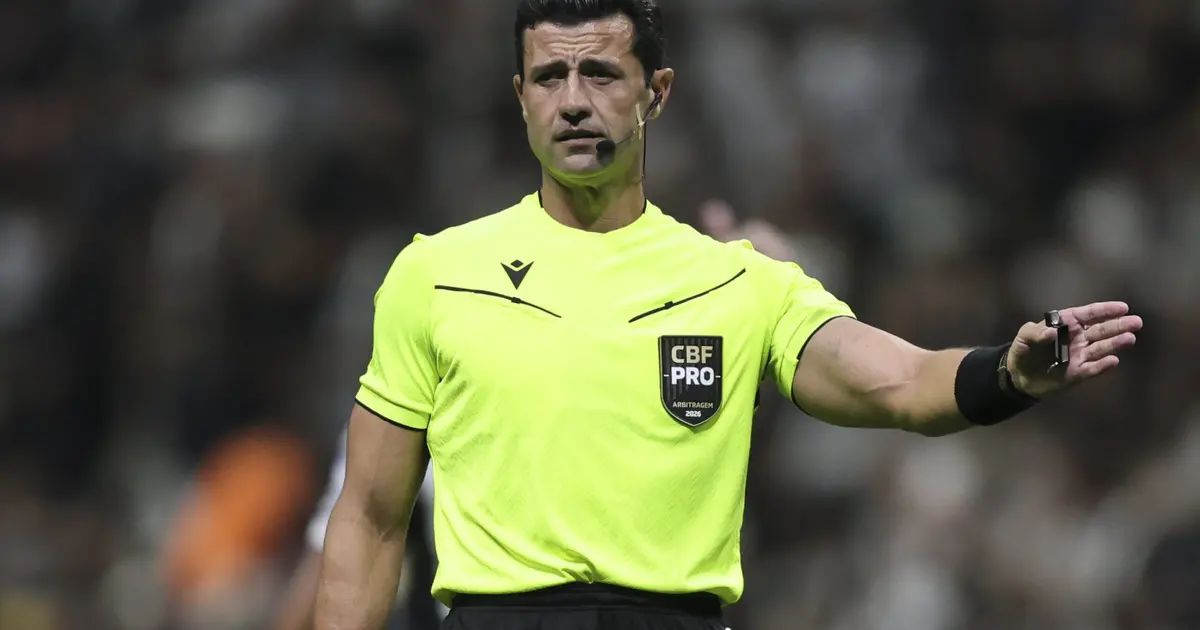 Árbitro Bráulio observa lance na Arena MRV