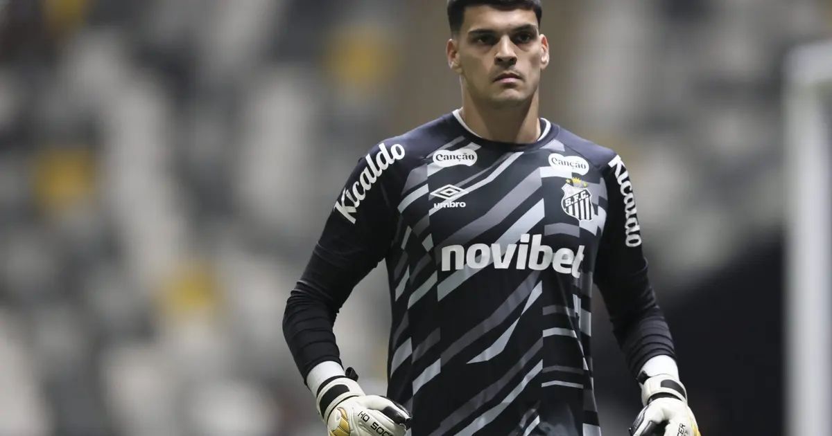 Gabriel Brazão visivelmente pressionado no gol