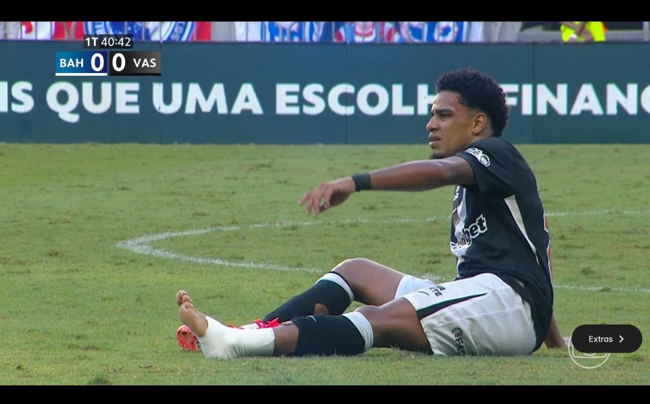 Brenner deixando o campo sentindo o pé direito