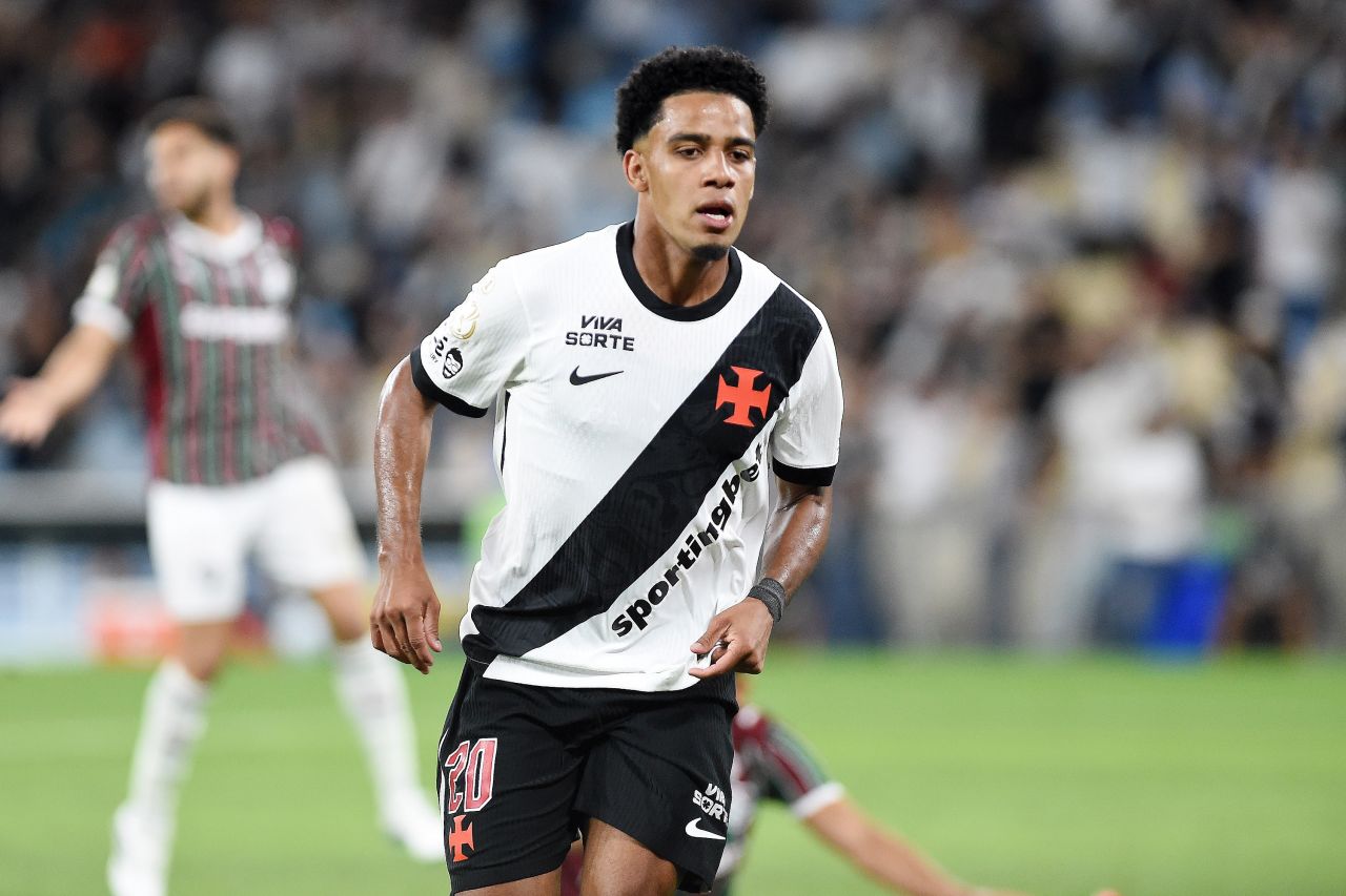 Brenner deixando o campo mancando