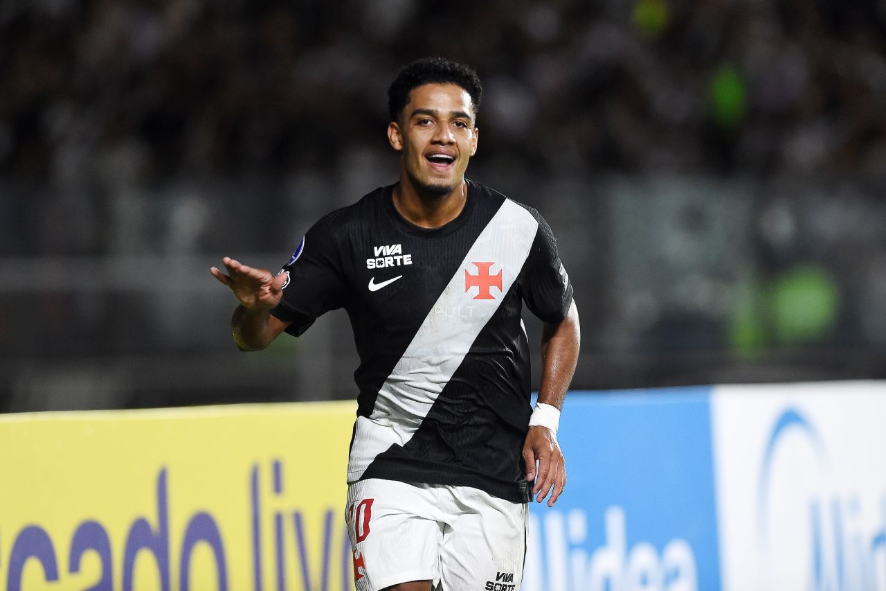 Brenner comemorando gol pelo Vasco