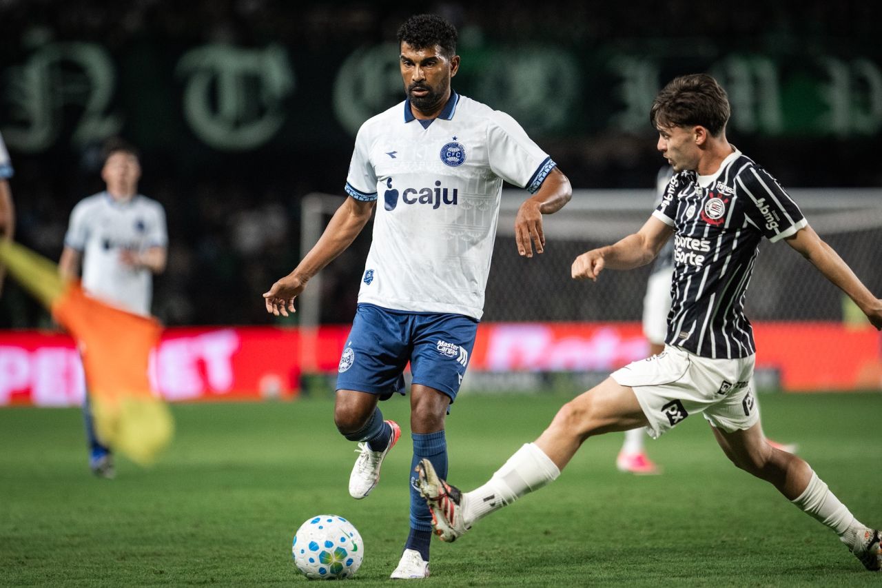 Breno Bidon disputando bola pelo Corinthians