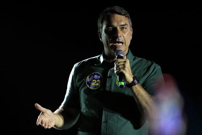 Flávio Bolsonaro em evento de campanha
