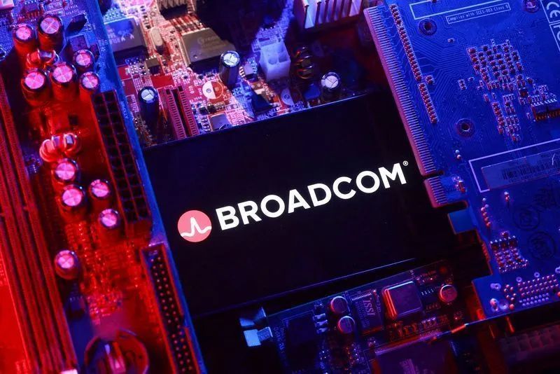 Logotipo e fachada da sede da Broadcom