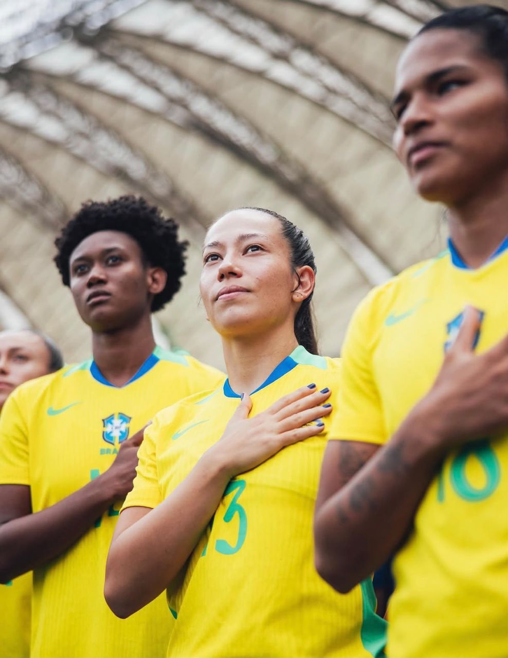 Bruninha com joelho imobilizado e muletas ao chegar ao hotel da seleção