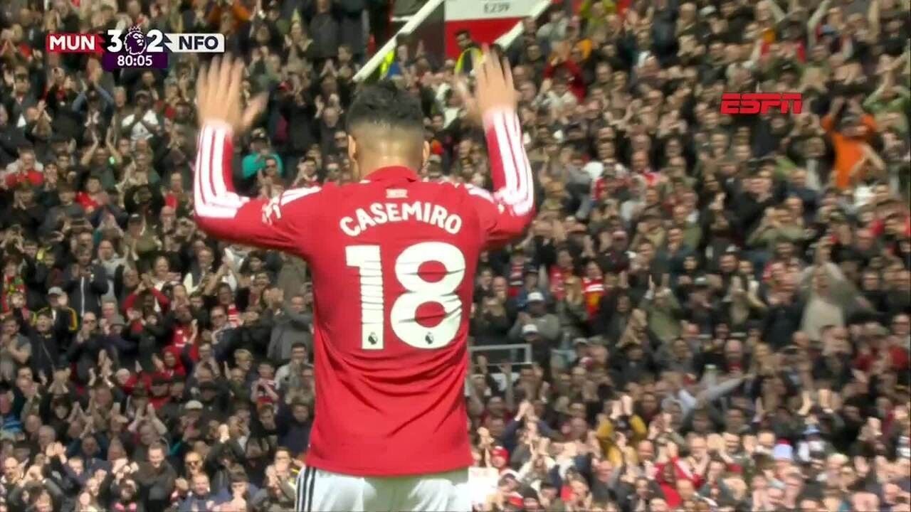 Bruno Fernandes comemorando prêmio