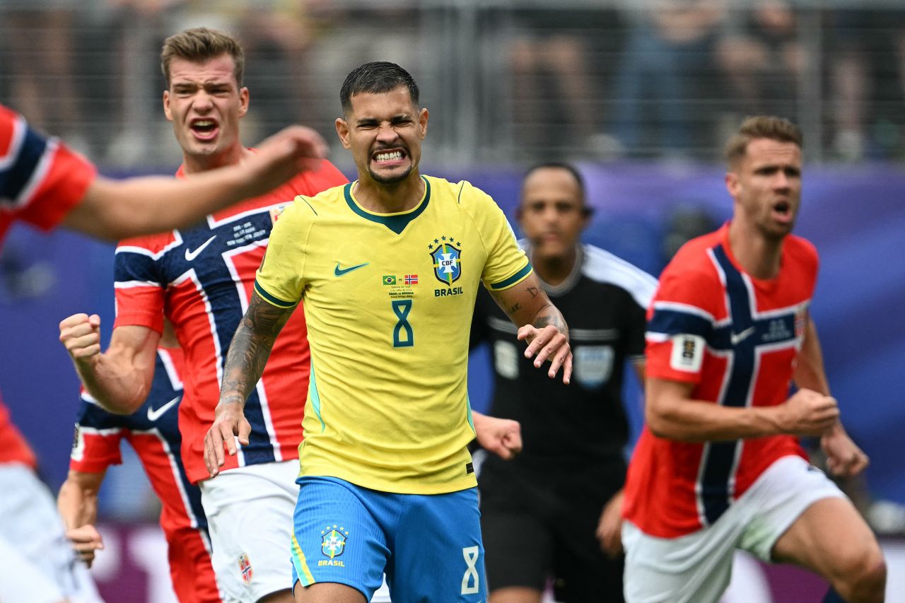Bruno Guimarães lamentando pênalti defendido por Nyland