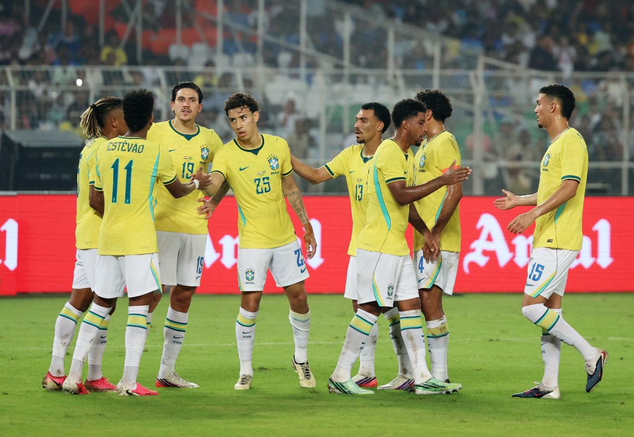 Jogadores do Brasil comemoram gol de Estêvão contra a Índia