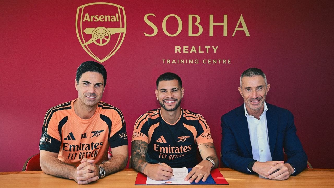 Bruno Guimarães com a camisa do Arsenal