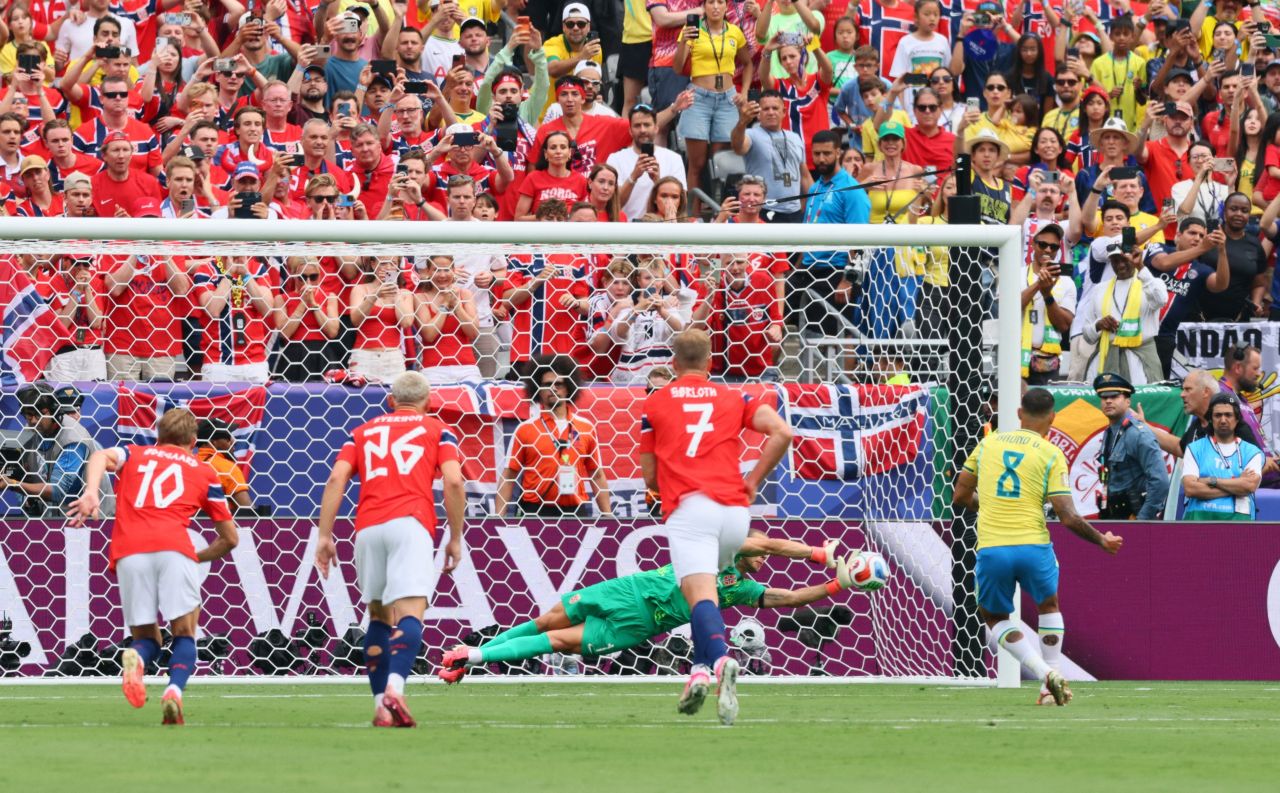 Goleiro Orjan Nyland defende pênalti de Bruno Guimarães
