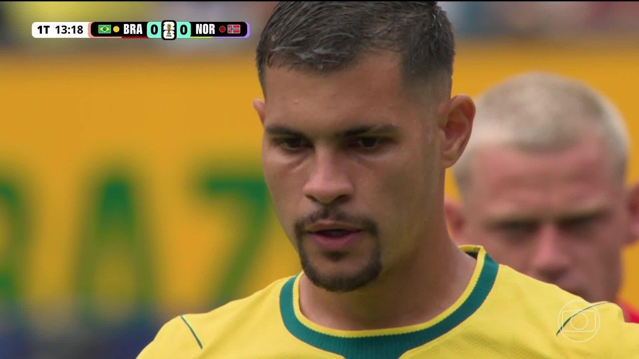 Bruno Guimarães batendo pênalti defendido pelo goleiro Nyland