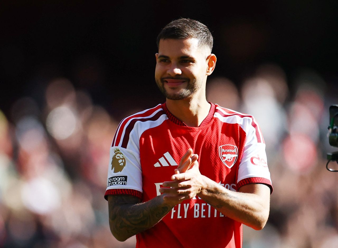 Bruno Guimarães comemorando o gol pelo Arsenal contra o Leeds no Emirates