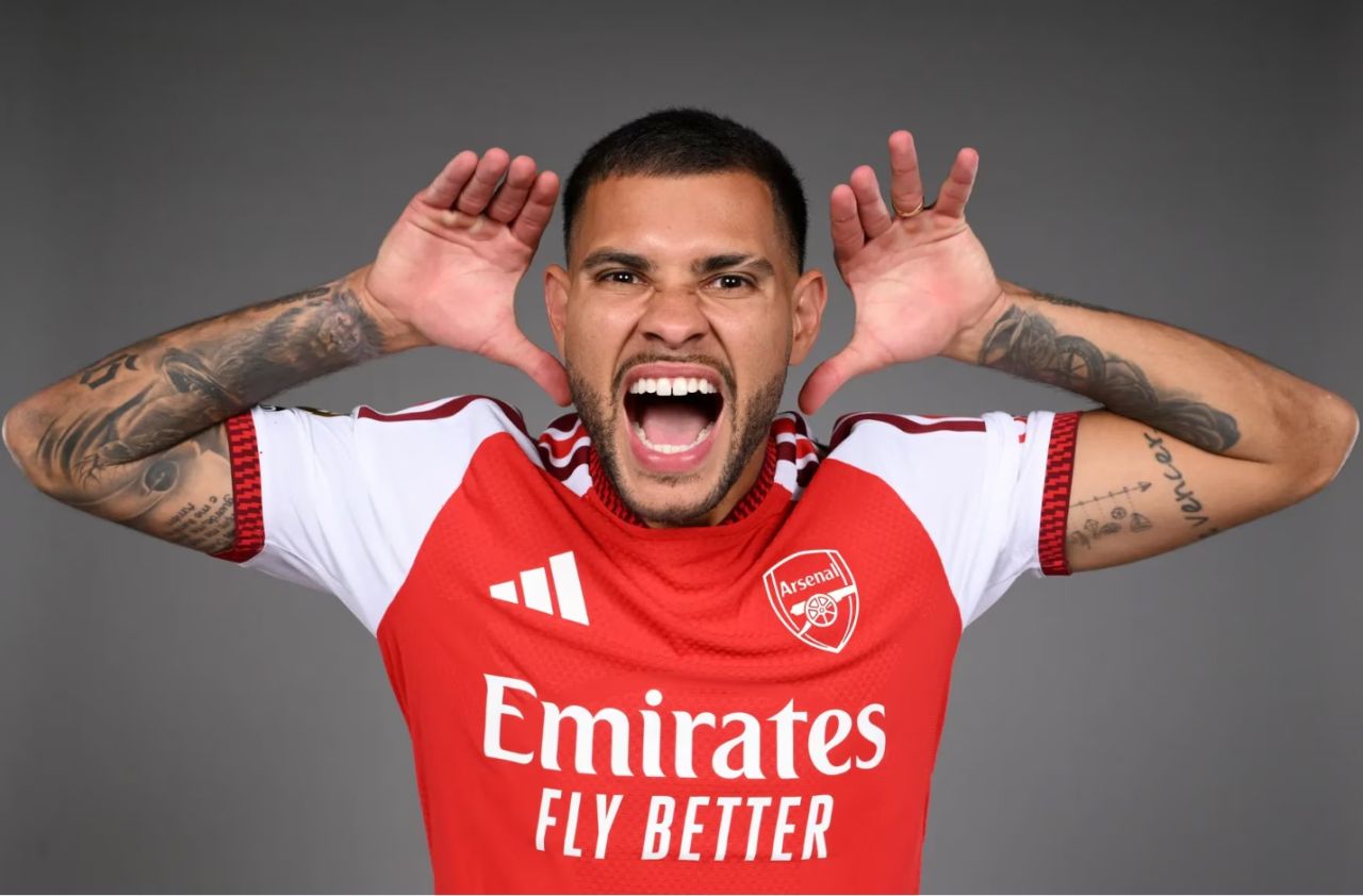Bruno Guimarães usando camisa do Arsenal durante apresentação